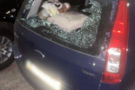 В одесском дворе пьяный мужчина повредил автомобили и нанес себе телесные повреждения (фото)
