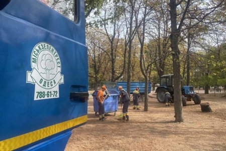 Коммунальщики провели уборку в Черноморске и сквере Старостина (фото)
