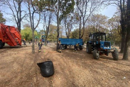 Коммунальщики провели уборку в Черноморске и сквере Старостина (фото)