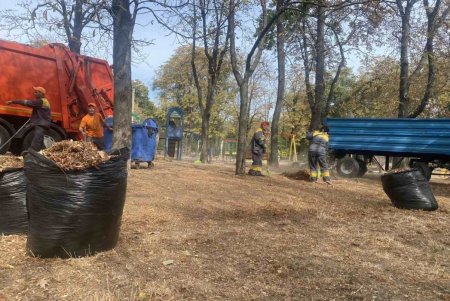 Коммунальщики провели уборку в Черноморске и сквере Старостина (фото)