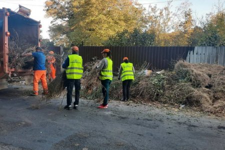 Коммунальщики провели уборку в Черноморске и сквере Старостина (фото)