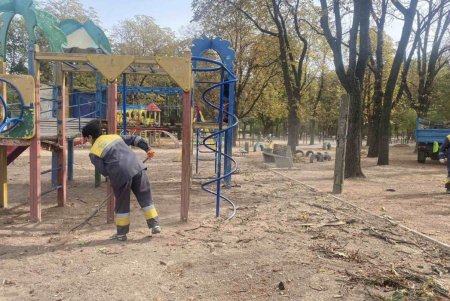 Коммунальщики провели уборку в Черноморске и сквере Старостина (фото)