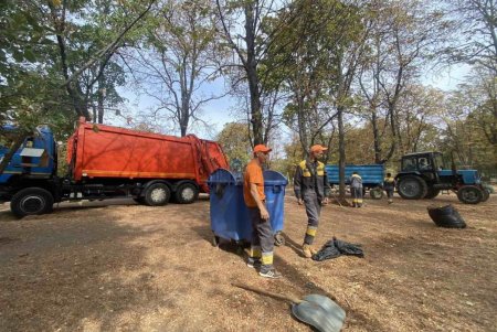 Коммунальщики провели уборку в Черноморске и сквере Старостина (фото)