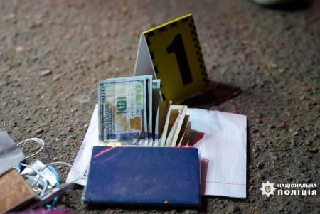 На одесском вокзале двое преступников силой вывели пассажирку из поезда и ограбили (фото, видео)