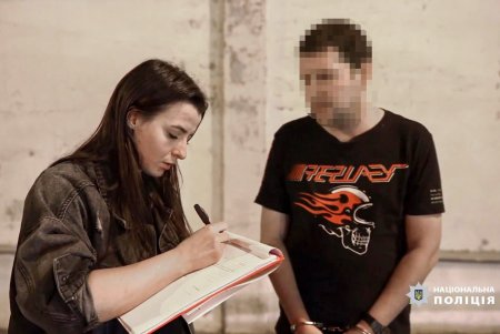 На одесском вокзале двое преступников силой вывели пассажирку из поезда и ограбили (фото, видео)