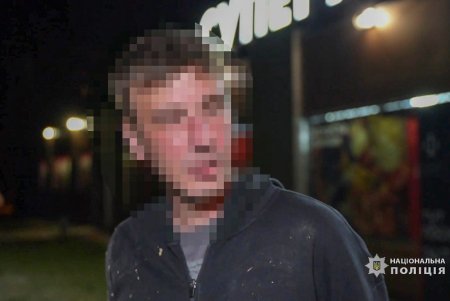 На одесском вокзале двое преступников силой вывели пассажирку из поезда и ограбили (фото, видео)