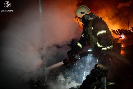 Спасатели ликвидировали масштабный пожар под Одессой (фото)