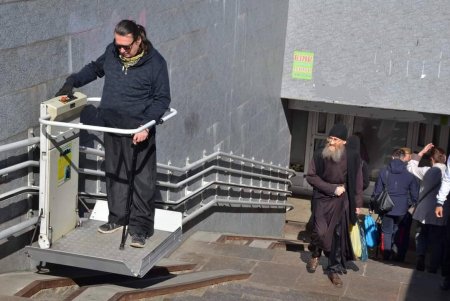 В Одессе восстанавливают систему электроподъемников для людей с инвалидностью в подземных переходах (фото)