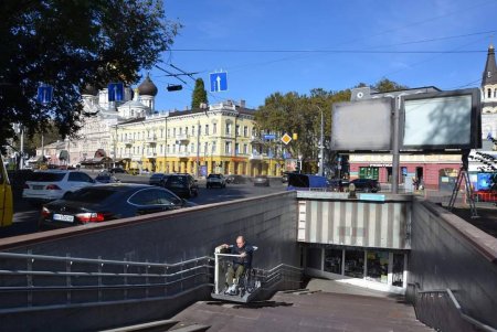 В Одессе восстанавливают систему электроподъемников для людей с инвалидностью в подземных переходах (фото)