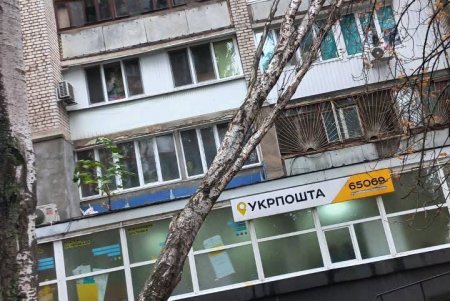 Из-за разгула стихии минувшей ночью в Одессе рухнули более трех десятков деревьев (фото)