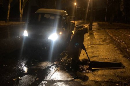 Из-за разгула стихии минувшей ночью в Одессе рухнули более трех десятков деревьев (фото)