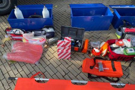 Мэр Одессы передал украинским защитникам пикап и автомобиль скорой помощи (фото, видео)