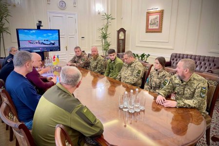 Мэр Одессы передал украинским защитникам пикап и автомобиль скорой помощи (фото, видео)