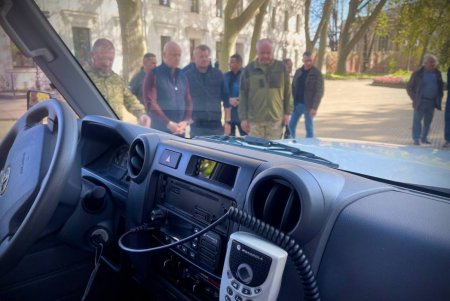 Мэр Одессы передал украинским защитникам пикап и автомобиль скорой помощи (фото, видео)