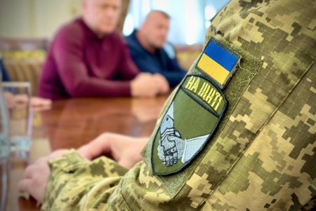 Мэр Одессы передал украинским защитникам пикап и автомобиль скорой помощи (фото, видео)