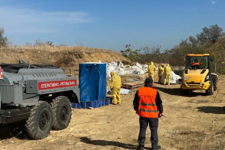 Под Одессой обезвреживают 147 тонн опасных отходов с судна, затонувшего десятки лет назад (фото)