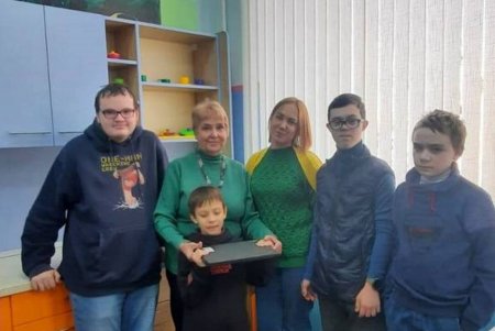 Воспитанники одесского инклюзивно-ресурсного центра получили нетбуки от благотворительной организации (фото)