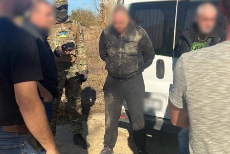В Одессе сотрудник полиции с подельником пытались незаконно переправить за границу двух уклонистов (фото)