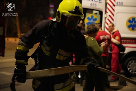 Одесские пожарные ликвидировали пожар в жилом доме на Софиевской (фото, видео)