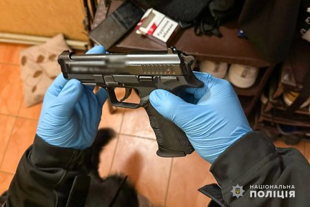 Одесские правоохранители задержали торговцев автоматическим оружием (фото)