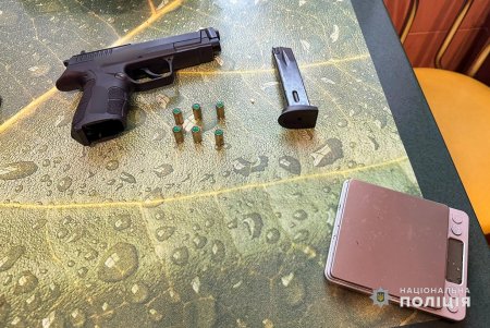 Одесские правоохранители задержали торговцев автоматическим оружием (фото)