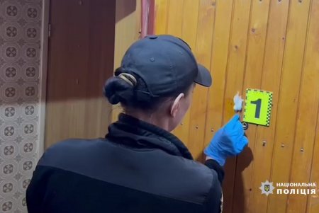 В Одессе полицейские оперативно задержали злоумышленника, ворвавшегося на станцию скорой помощи и ударившего ножом медработника (фото, видео)