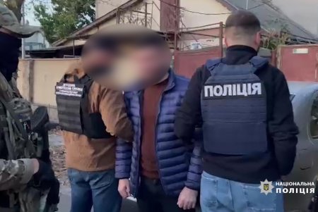 Одесский священник вместе со стоматологом и безработным организовали схему незаконной переправки призывников за границу (фото, видео)