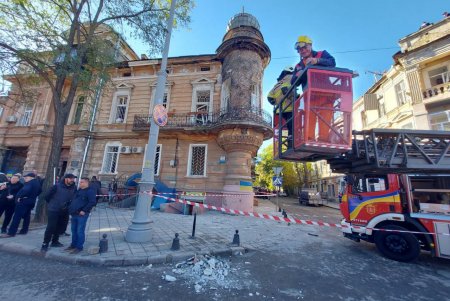 Ночная атака на Одессу: повреждены многоквартирные дома, автомобили, инфраструктура и художественный музей (фоторепортаж)