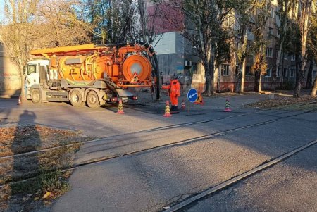 На Пересыпи и Куликовом поле коммунальщики очищают водоотводы и не рекомендуют водителям оставлять авто на решетках дождеприемников (фото)