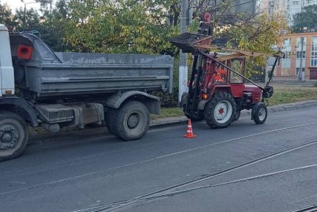 На Пересыпи и Куликовом поле коммунальщики очищают водоотводы и не рекомендуют водителям оставлять авто на решетках дождеприемников (фото)