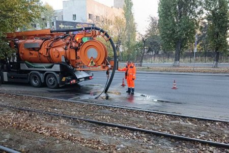 На Пересыпи и Куликовом поле коммунальщики очищают водоотводы и не рекомендуют водителям оставлять авто на решетках дождеприемников (фото)