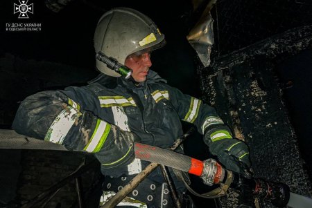 В Нерубайском сгорели три деревянных постройки, была угроза взрыва (фото)