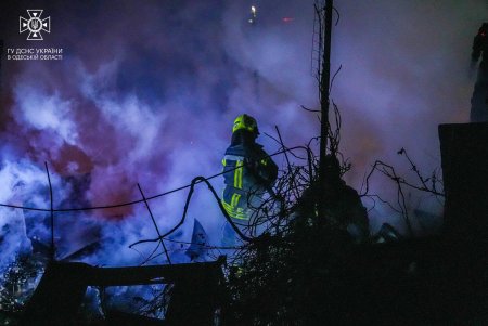 В Нерубайском сгорели три деревянных постройки, была угроза взрыва (фото)