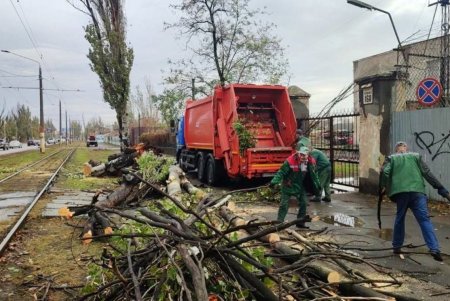 Коммунальщики успешно устраняют последствия разгула стихии в городе (фото)