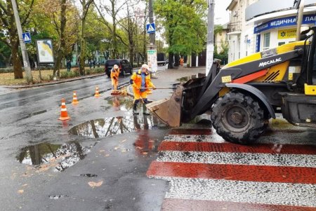 Коммунальщики успешно устраняют последствия разгула стихии в городе (фото)