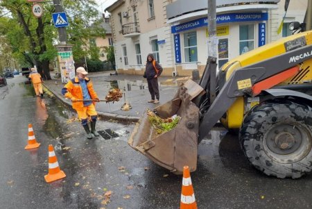 Коммунальщики успешно устраняют последствия разгула стихии в городе (фото)