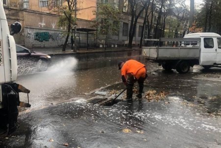 Коммунальщики успешно устраняют последствия разгула стихии в городе (фото)