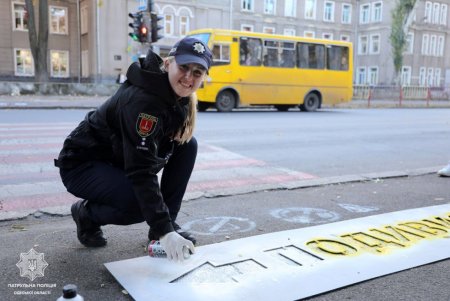 На одесских пешеходных переходах восстановлены надписи, помогающие горожанам безопасно переходить дорогу (фото)