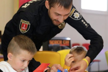 Одесские патрульные в игровой форме познакомили детей с правилами безопасности на дорогах (фото)