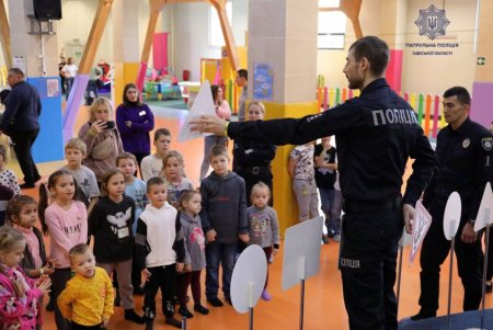 Одесские патрульные в игровой форме познакомили детей с правилами безопасности на дорогах (фото)