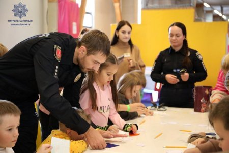 Одесские патрульные в игровой форме познакомили детей с правилами безопасности на дорогах (фото)