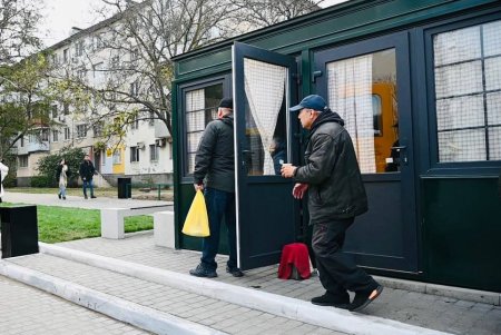 На поселке Котовского обустроили конечную остановку с двумя диспетчерскими пунктами (фото, видео)