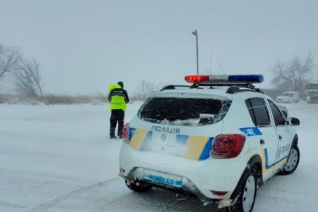 Полицейские обеспечивают безопасность движения на заснеженных дорогах и помогают людям, попавшим в заносы и ДТП (фото, видео)