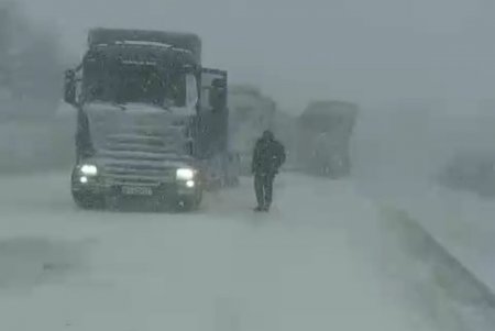 Полицейские обеспечивают безопасность движения на заснеженных дорогах и помогают людям, попавшим в заносы и ДТП (фото, видео)