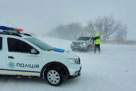 Полицейские обеспечивают безопасность движения на заснеженных дорогах и помогают людям, попавшим в заносы и ДТП (фото, видео)