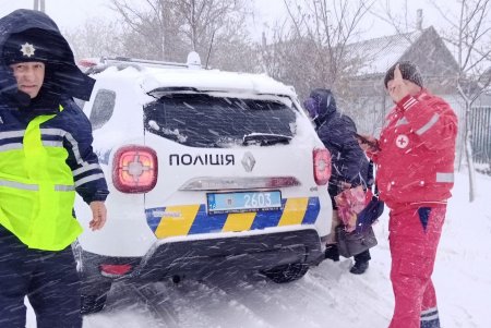 Полицейские обеспечивают безопасность движения на заснеженных дорогах и помогают людям, попавшим в заносы и ДТП (фото, видео)