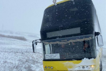 Полицейские обеспечивают безопасность движения на заснеженных дорогах и помогают людям, попавшим в заносы и ДТП (фото, видео)