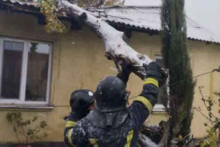 В Белгород-Днестровском районе из снежного заноса спасатели вытащили автомобиль (фото)