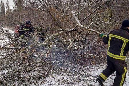 В Белгород-Днестровском районе из снежного заноса спасатели вытащили автомобиль (фото)