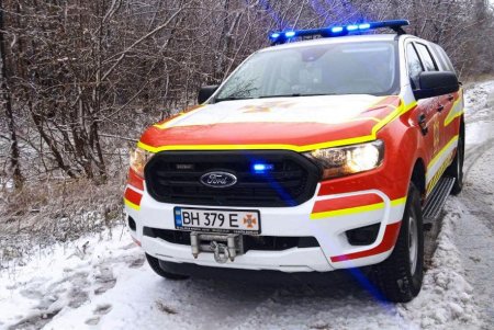 В Белгород-Днестровском районе из снежного заноса спасатели вытащили автомобиль (фото)